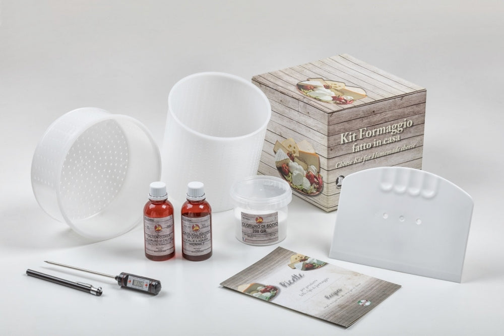 Enolandia Mature Cheeses ostesett inneholder en plastform, termometer, to flasker, pulverbeholder, hvit spatel, instruksjoner og en "Kit Formaggio fatto in casa"-eske - perfekt for å lage hjemmelaget caciotta!.
