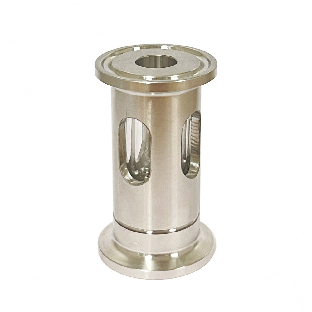 Brewshop 34 mm Tri-Clamp Mini Siktglass er en sylindrisk ventilspole av rustfritt stål med Tri-Clamp-flenser i begge ender og to ovale utsparinger på siden.