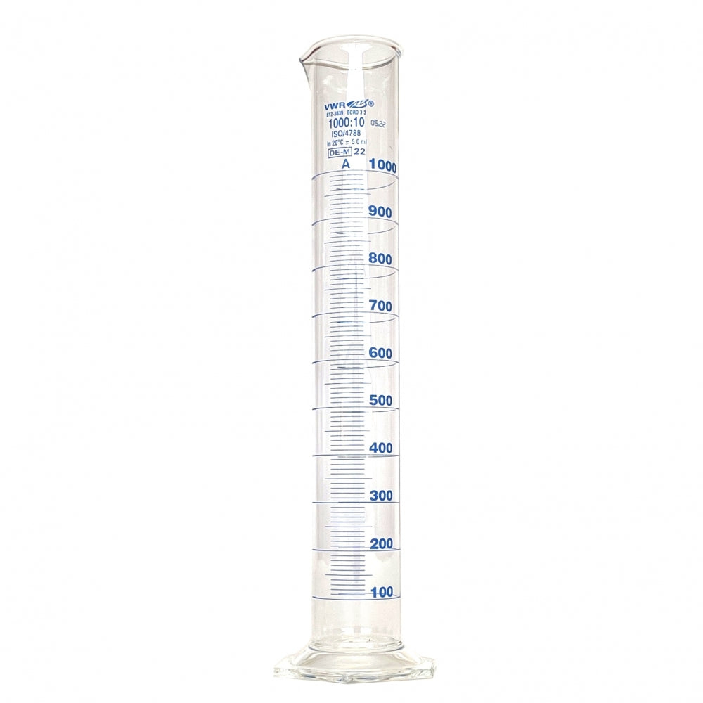 1000 ml Målesylinder av borosilikatglass fra VWR har blå gradering, en sekskantet base og er laget av klart borosilikatglass i henhold til DIN 12680-standarden.