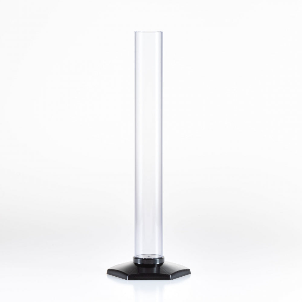 Et gjennomsiktig Enolandia testrør for hydrometer, 100 ml og 26,5 cm høyt med svart sokkel, står oppreist mot en hvit bakgrunn og fremhever kvaliteten til Enolandia.