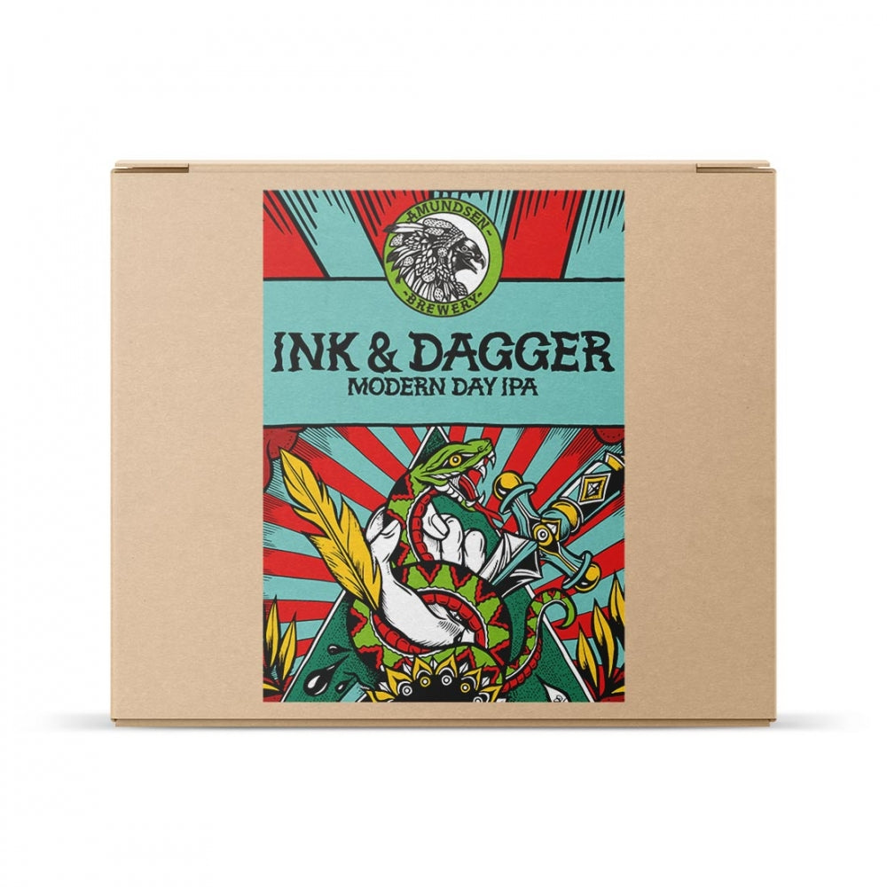 En pappeske med en fargerik etikett for Amundsen Ink & Dagger - allgrain ølsett fra Amundsen, med illustrert kunstverk av en slange viklet rundt en dolk - ideell for fans av allgrain bryggesett.