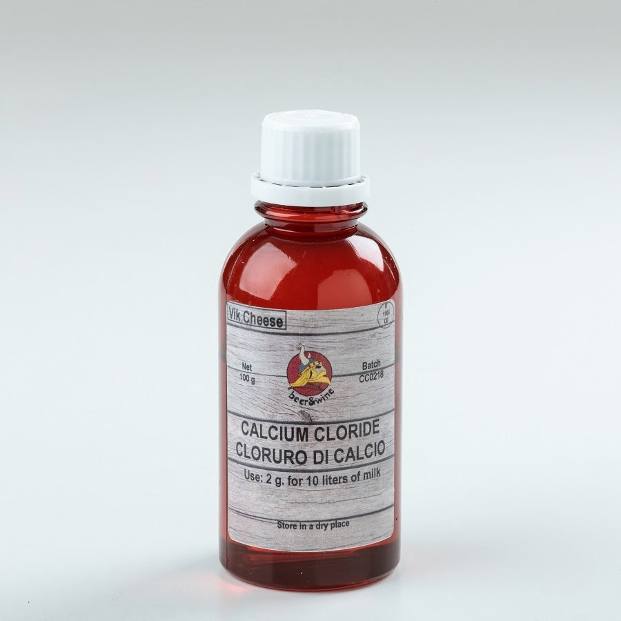 En 100 ml rød flaske med Kalsiumklorid - flytende fra Enolandia, merket på engelsk og italiensk med doseringsinstruksjoner for melk - ideell for bruk i meierier.