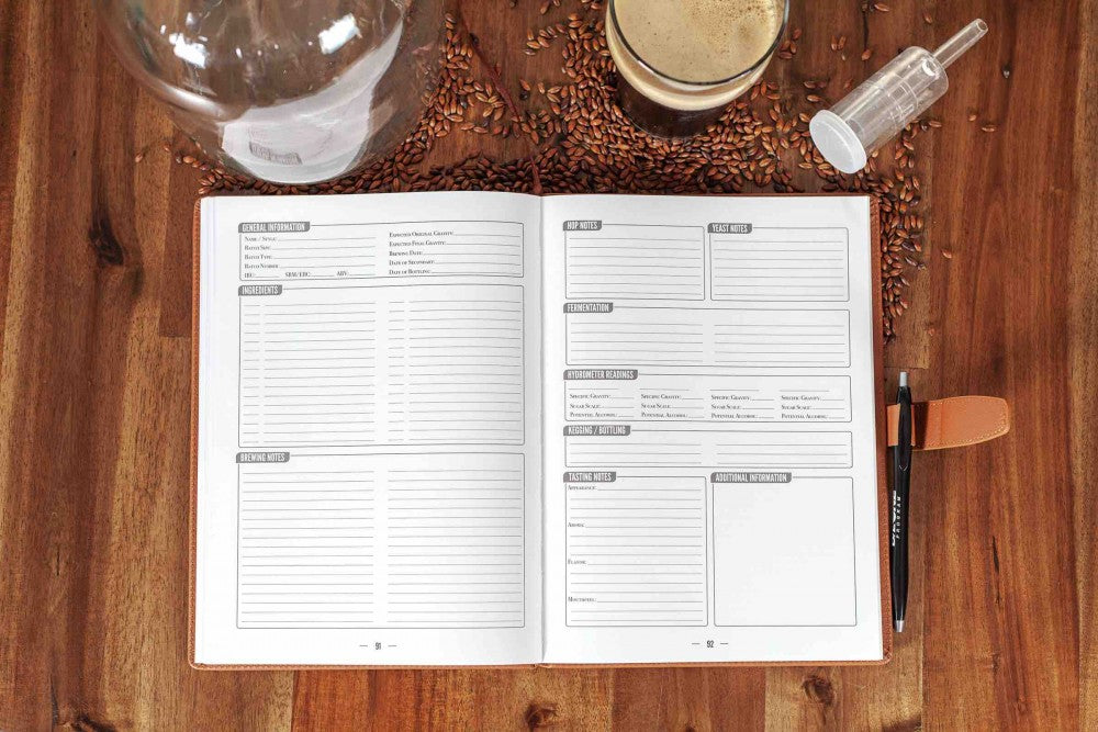 En åpen Brewshop Brew Journal - bryggelogg med glasskrukke og ølflaske - ideell til å notere øloppskrifter eller skissere humlediagrammer.