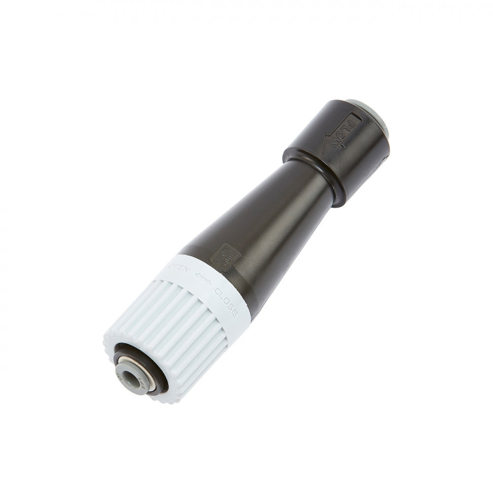 John Guest Inline Flow Restrictor - Stanwell Technic er et justerbart slangemunnstykke i svart og hvit plast med en åpen/lukket-indikator på det hvite grepet og en innebygd strømningsbegrenser for effektiv vannkontroll.