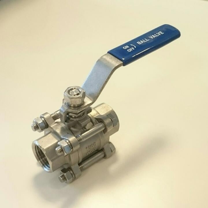 En Brewshop Kuleventil 1/2" 3 deler i 304 rustfritt stål med blå ON OFF BALL VALVE-spak er plassert på en hvit overflate.