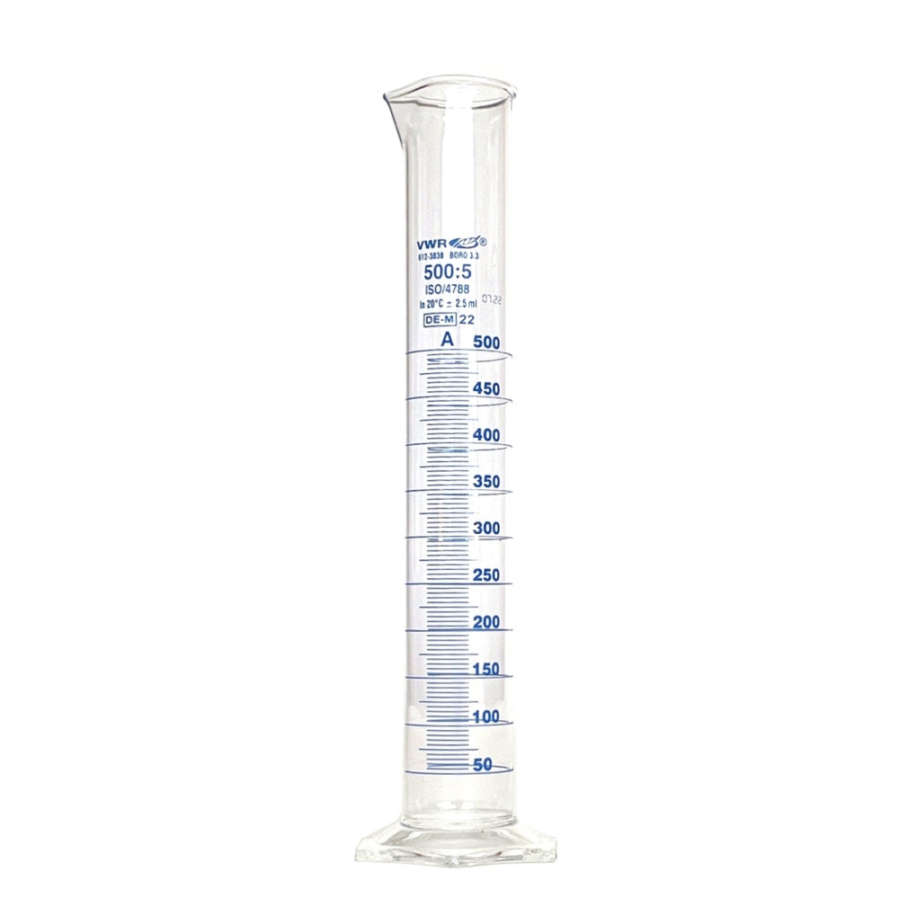 En 500 ml Målesylinder av Borosilikatglass fra VWR, med blå gradering og DIN 12680-merking, står oppreist på en hvit bakgrunn.