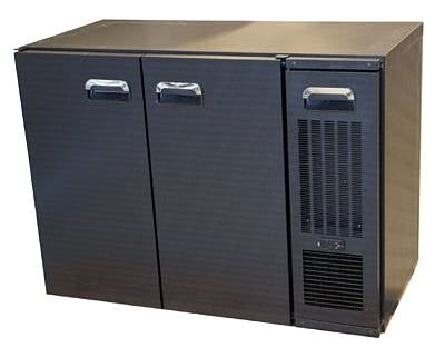 Serrco Kegcooler Low 1180 fra Micro-Matic er en kommersiell svart barkjøler med to hengslede dører, et ventilasjonsgitter på høyre side og en effektiv Embraco-kompressor.