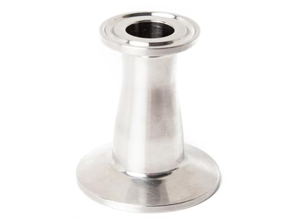 Brewtools Overgang fra 34mm til 1,5" Tri-Clamp - 8,5cm er en spoleadapter laget av 304 rustfritt stål med en utsvunget base og et sentralt gjengehull, ideell for tilkobling av rør eller slanger i sanitæranlegg.