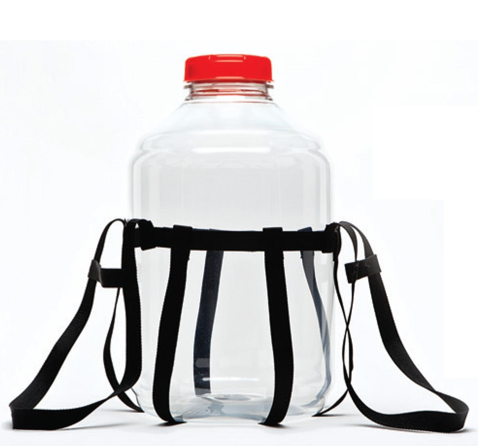 Vintage Shop Carboy Carrier - løftestropper til gjæringskar er en solid sele med justerbare stropper, designet for sikker og enkel transport av store, klare PET-gjæringskar med rødt lokk.