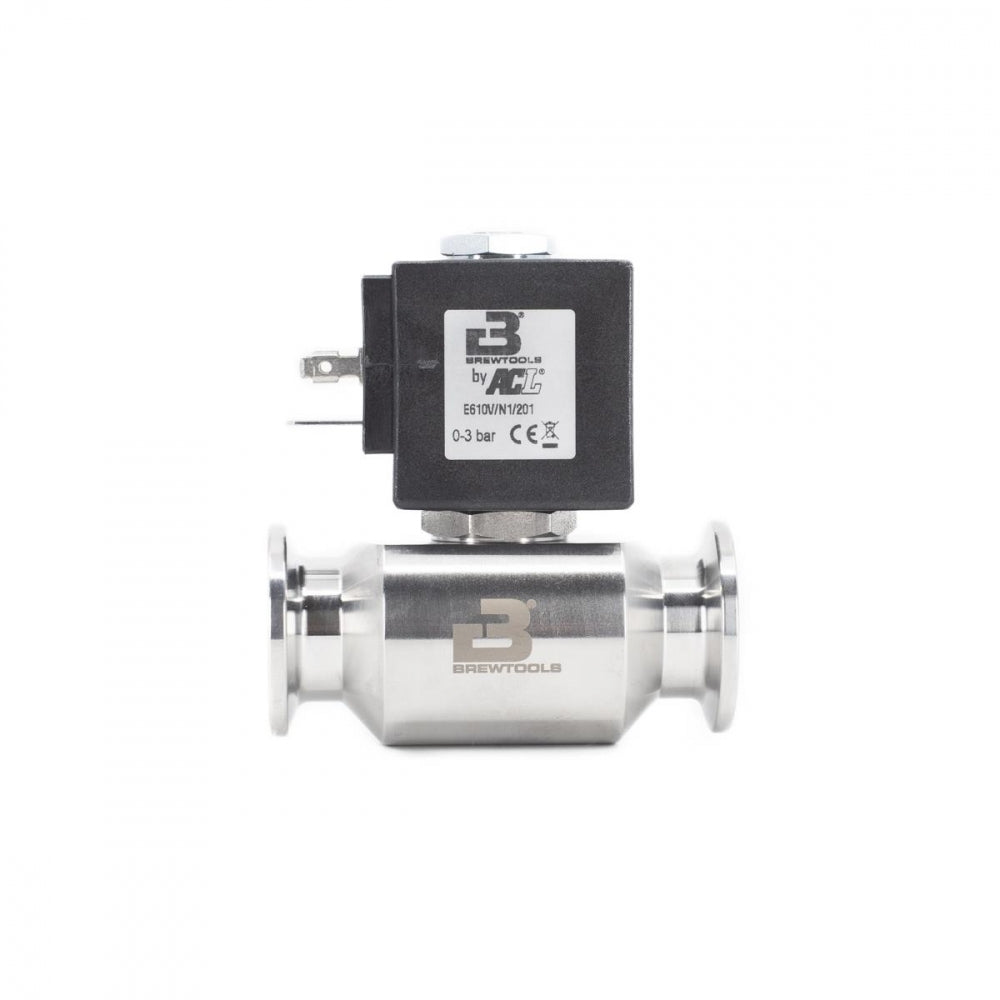 En Brewtools Magnetventil (solenoid), TC34mm, NC, DC24V med en svart ACL-spole elektrisk aktuator er vist på en hvit bakgrunn.