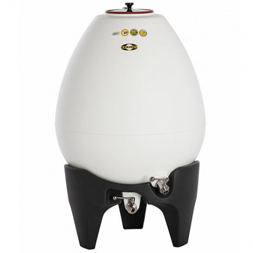 Speidel Fermentegg 600 Liter - Komplett med kuleventiler er en hvit, eggformet gjæringskjele med tappehane, plassert på et svart stativ - perfekt for vinfermentering. Merkevare: Speidel.