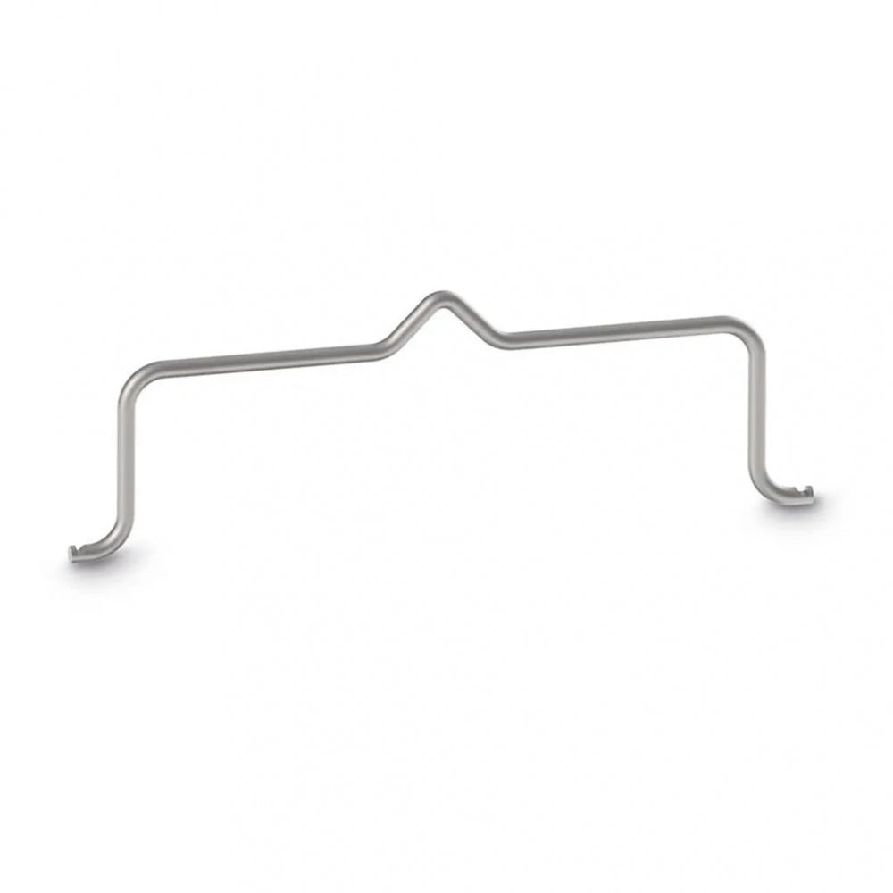 Grainfather G40 Lifting Bar fra Grainfather er en bøyd metalltråd med to krokede ender og et midtpunkt som peker oppover, vist mot en hvit bakgrunn.