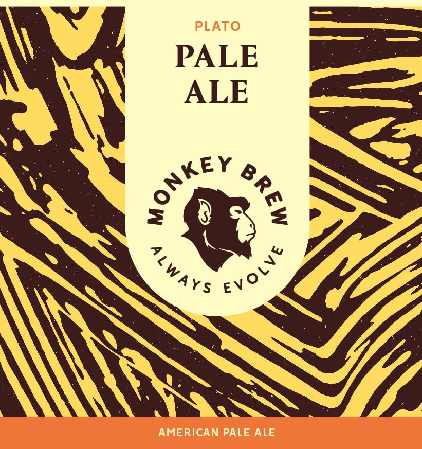 Etikett til Brewshops Monkey Brew Plato Pale - allgrain ølsett, med en stilisert ape, teksten "Always Evolve" og gulbrun mønstret bakgrunn. Ideell for fans av premium allgrain-bryggesett.
