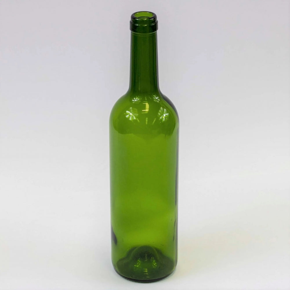 En eske med 12 stk. Grønne vinflasker 75 cl fra Handcraft Supplies står oppreist mot en hvit bakgrunn.