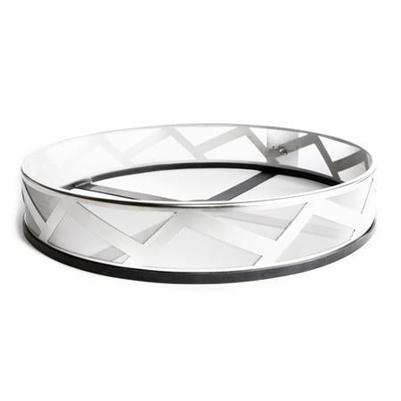 Et rundt sølvfarget brett med geometrisk utskjæringsmønster og speilbunn - perfekt for å vise frem Brewtools Trubinator L og samtidig holde oppsettet stilig og ren vørter-klart.