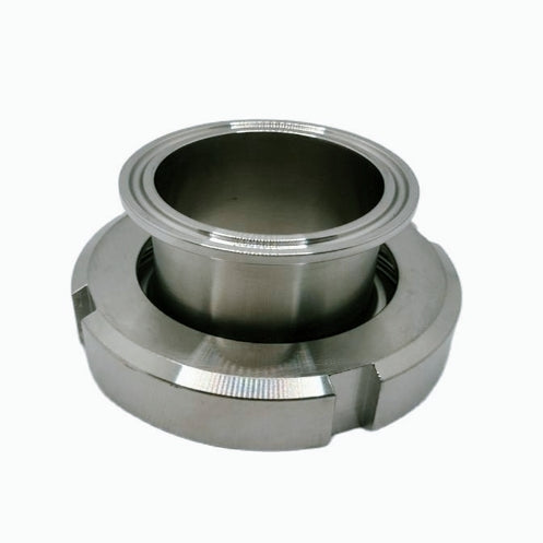 Brewshop Adapter DN40 Female (DIN 11851) til 1,5" Tri-Clamp er laget av rustfritt stål 304 med en bred base og sirkulær åpning, ideell for industri- og rørleggerbruk. Vist på en vanlig hvit bakgrunn.
