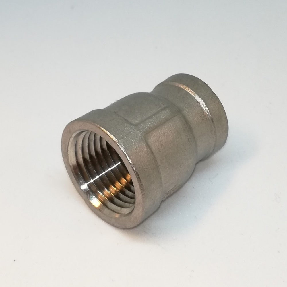 Brewshop Reduksjonsmuffe 1/2" til 3/8" er en reduksjonsmuffe i metall, laget av rustfritt stål 304 med innvendige gjenger, vist på en hvit bakgrunn.