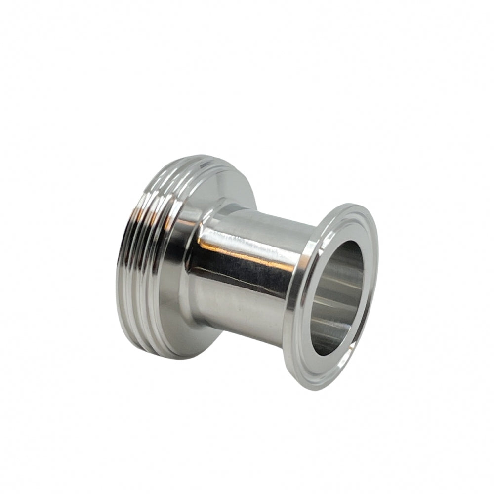 Brewshop Adapter DN32 hann (DIN 11851) til 1,5" Tri-Clamp har gjengespor i den ene enden og en glatt flens i den andre, noe som minner om en klassisk meierikobling, alt mot en hvit bakgrunn.