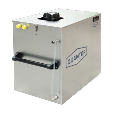 Quantor MiniChilly 05 glykolkjøler med pumpe fra Quantor: rustfritt stål, innebygd pumpe, bærehåndtak, slangekobling, temperaturkontroll og to gule kontrollknapper foran.