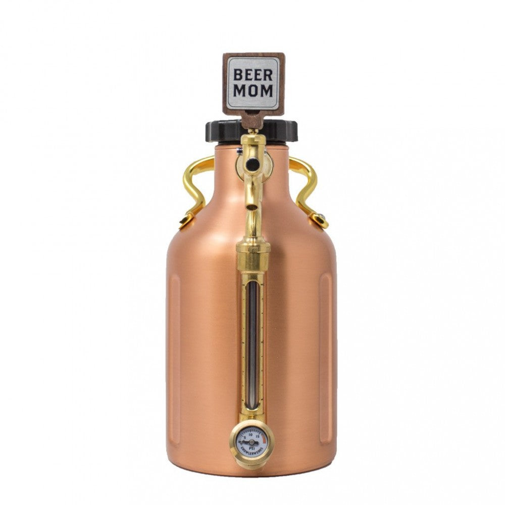 En GrowlerWerks uKeg-ølkanne med kobberfinish og et Beer Mom Tap Handle står på en vanlig hvit bakgrunn ved siden av en unbrakonøkkel for justering.