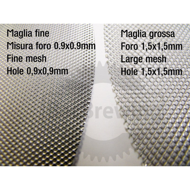 Nærbilde av to BacBrewing-metallnettprøver for Speidel BM20: finmasket 0,9x0,9 mm og stormasket filterskive 1,5x1,5 mm, begge i rustfritt stål 304, merket på italiensk og engelsk.