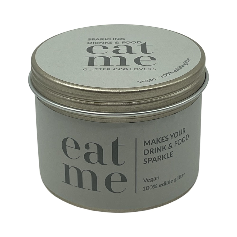 Eat Me Glitter Clear 150 ml fra Eco Lovers er en sølvfarget boks med vegansk, 100 % spiselig glitter som får drikke og mat til å glitre - perfekt for miljøbevisste brukere.