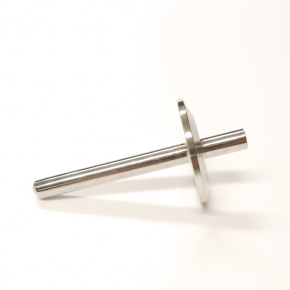 En 1,5" Tri-Clamp Thermowell / Termobrønn 10cm fra Brewshop, laget av 304 rustfritt stål med en sirkulær flens i den ene enden, er vist på hvit bakgrunn.