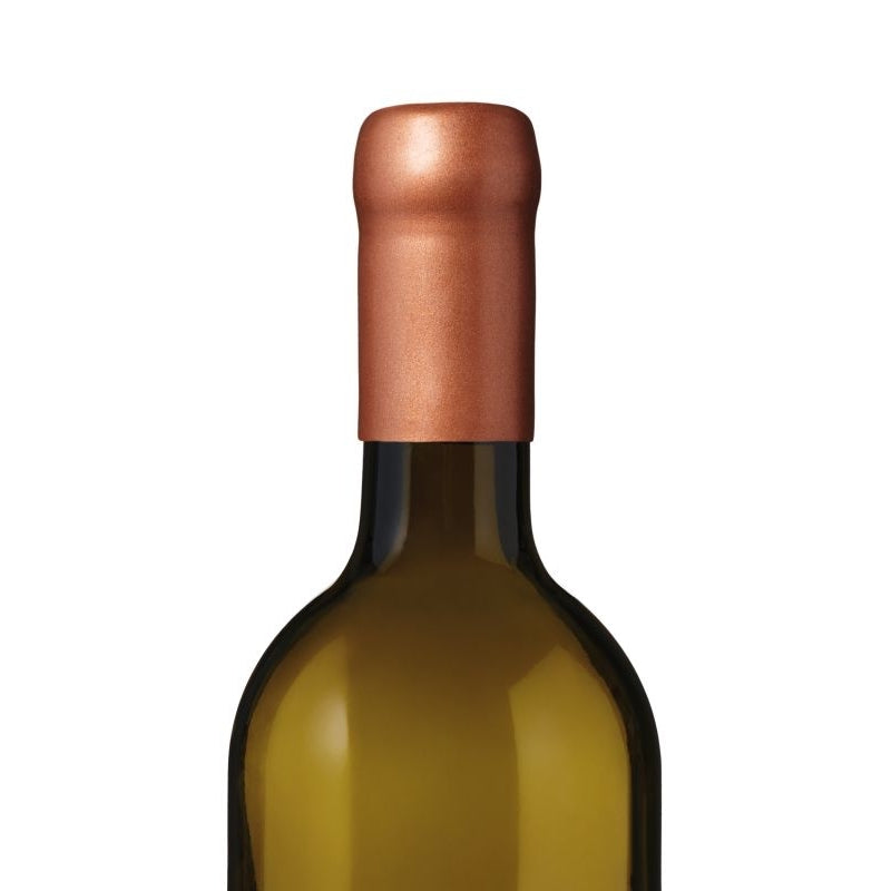 Et nærbilde av halsen og overdelen av en vinflaske viser Sincera Sistemi flaskevoks 100g - Copper GD003, elegant fremhevet av metallisk kobberforseglingsvoks fra Sincera Sistemi.