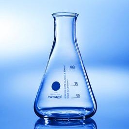 En VWR Erlenmeyerkolbe 3000 ml av klart borosilikatglass med målemarkeringer vises mot en blå bakgrunn.