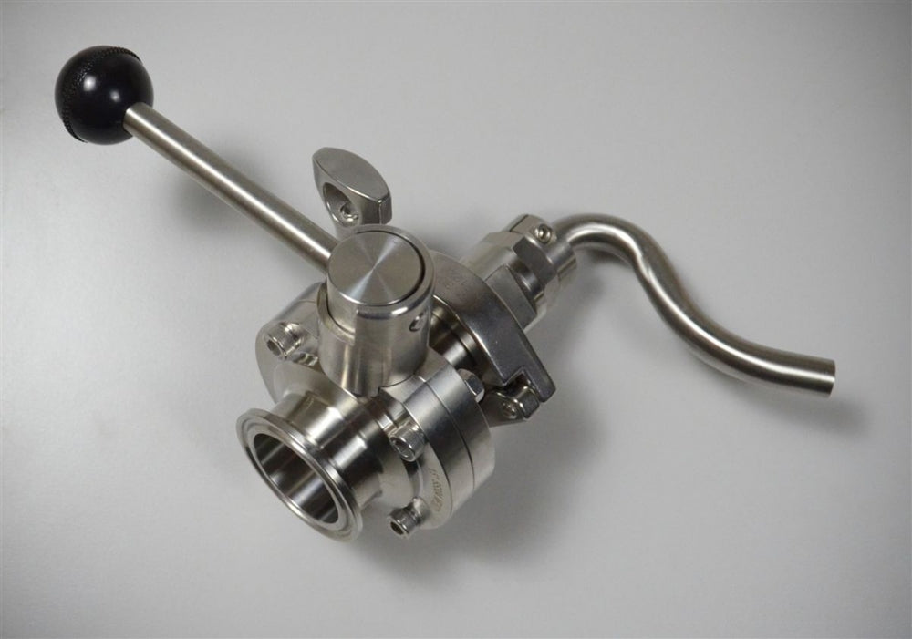 Blichmann Kettle Whirlpool Kit med 1,5" Tri-Clamp spjeldventil har en slitesterk design som er ideell for sanitærinstallasjoner og veiledning, og vises på en grå overflate.
