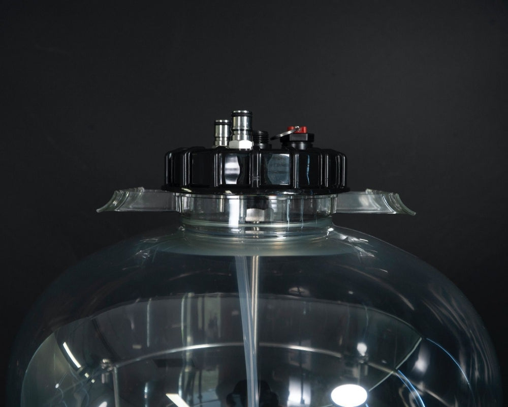 Keg Kings Apollo 30L Snub Nose trykktank, med svart plastlokk og metallventiler, er vist mot en mørk bakgrunn med reflekterende overflater; designet er ideelt for trykkgjæring og ligner på PET gjæringskar.
