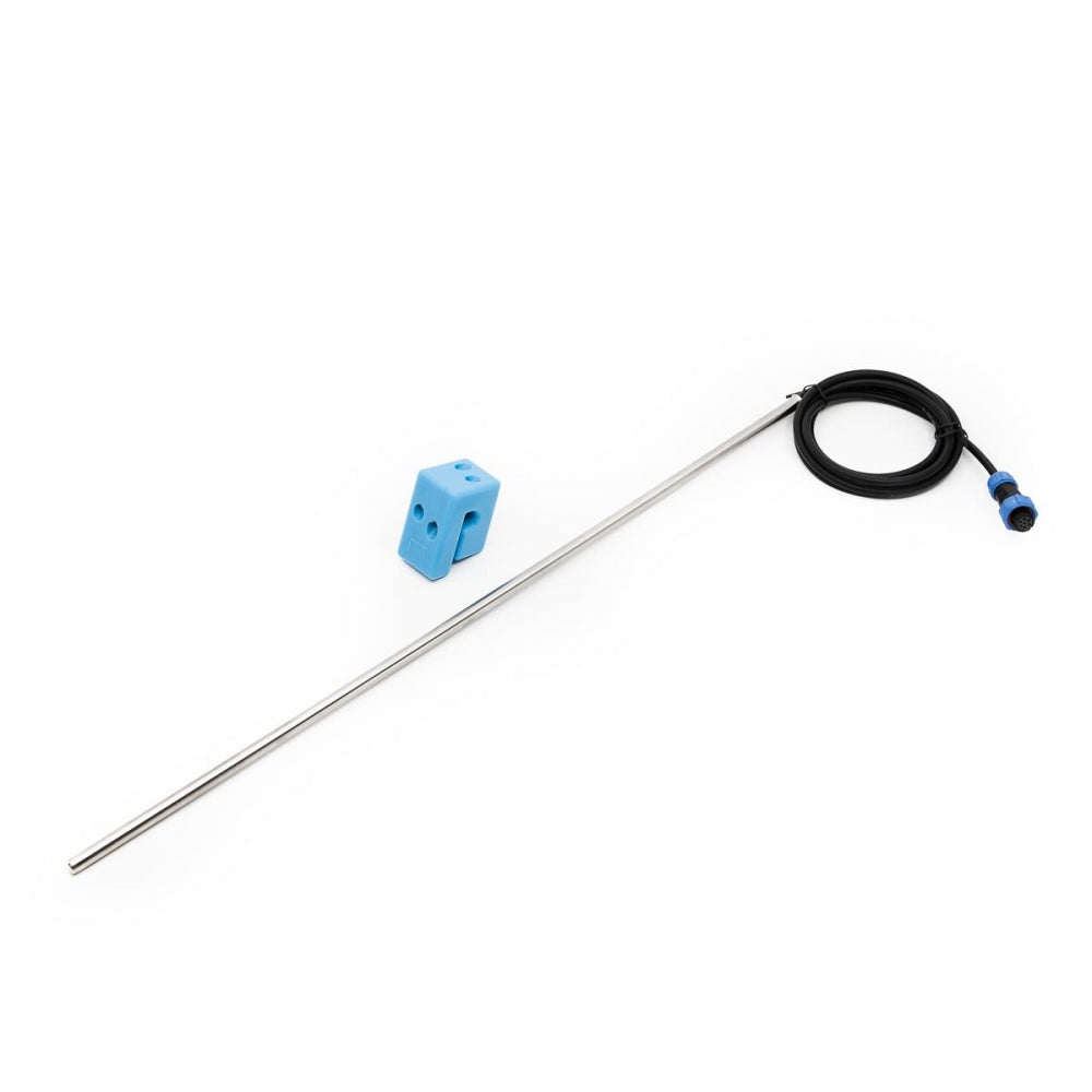 En Brewtools Temperatursensor for mesking med metallstang, svart kabel og blå monteringsbrakett er plassert ved siden av på en hvit bakgrunn.