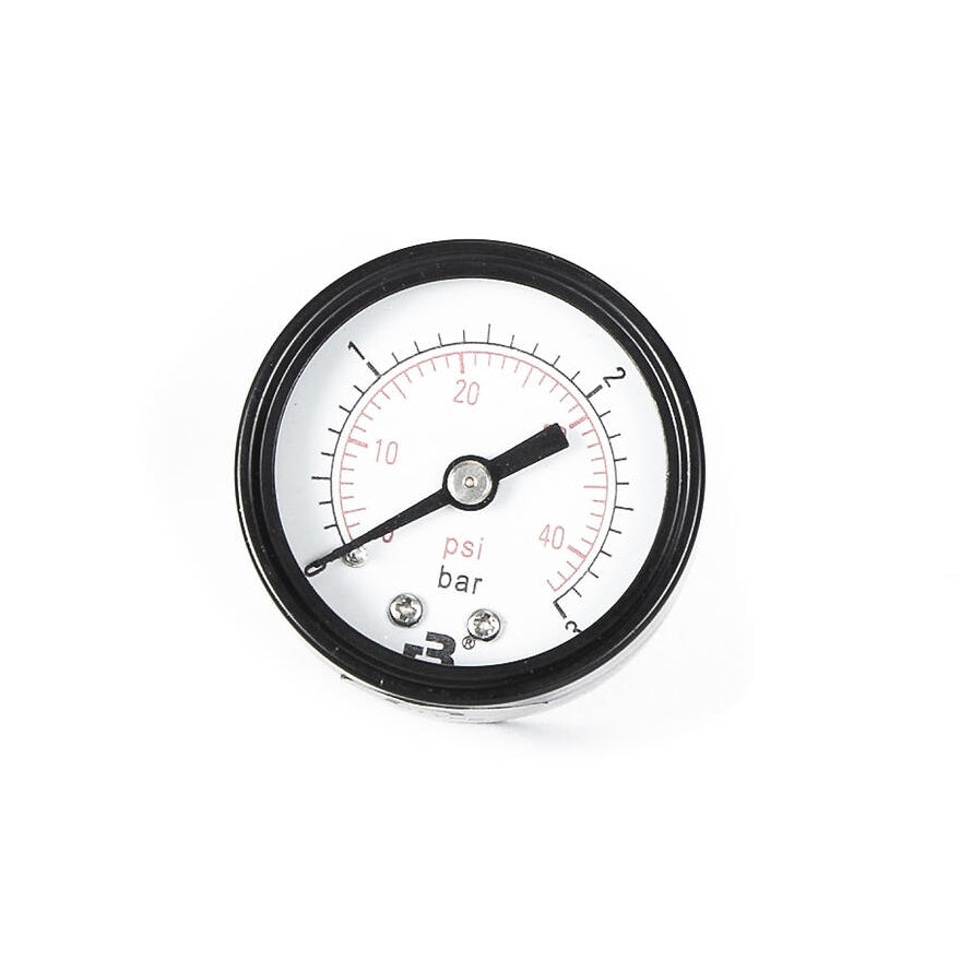 Brewtools Trykkmåler er et analogt manometer med svart kant og 3/8" trykkfeste, som viser psi- og bar-verdier. Nålen sitter rett over 20 psi (1,5 bar), noe som sikrer nøyaktig trykkovervåking.