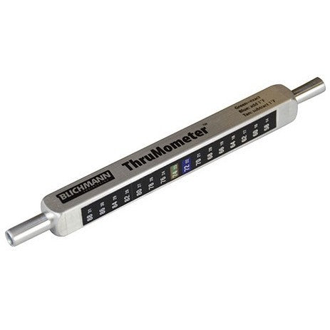 Blichmann ThruMometer 1/2" er et metalltermometer fra Blichmann med 1/2"-slangekoblinger, slitesterk aluminiumskonstruksjon og en svart temperaturskala langs siden.