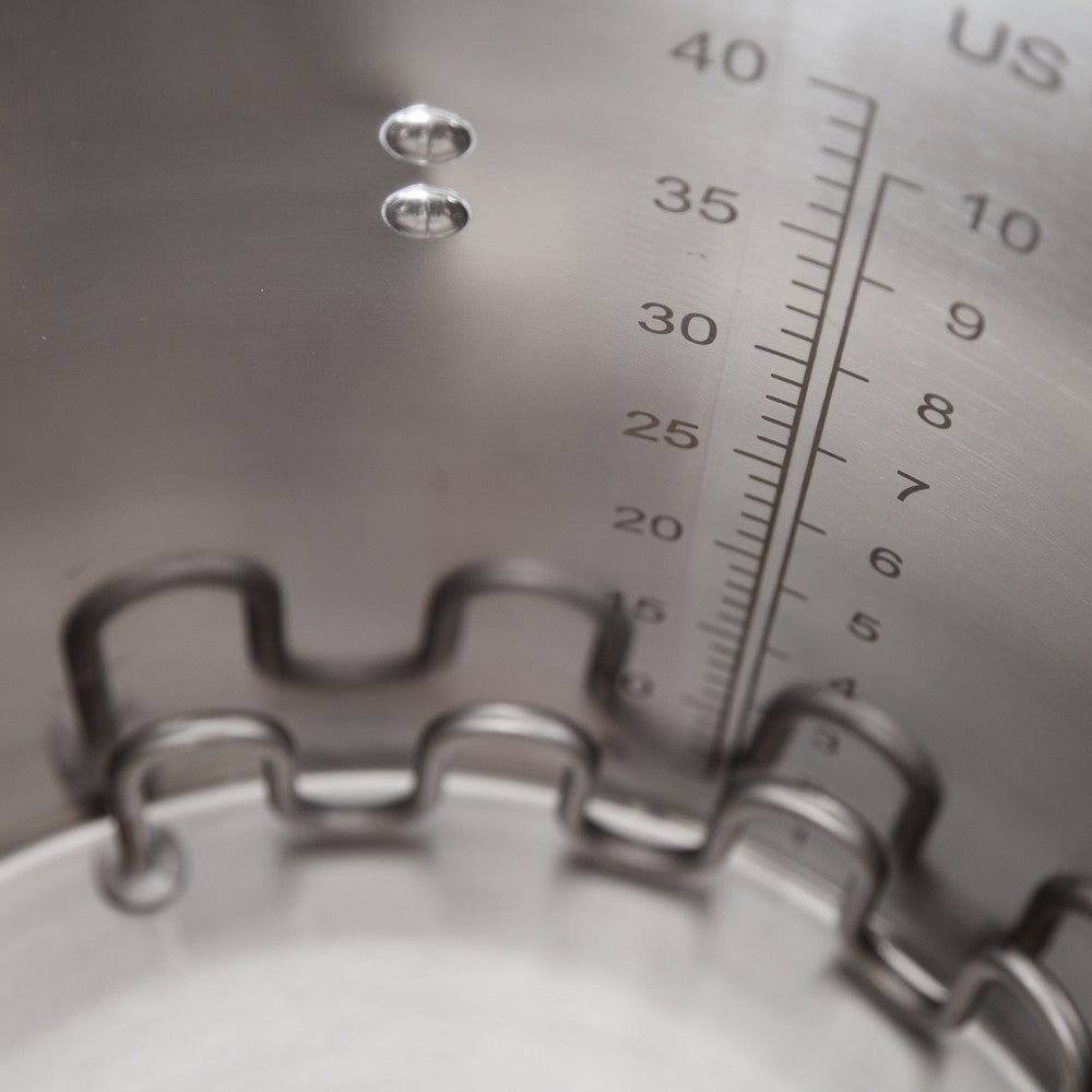 Nærbilde av Brewtools B40pro Bryggemaskin innvendig, med volumangivelser for 40-liters kapasitet i både liter og amerikanske quarts.