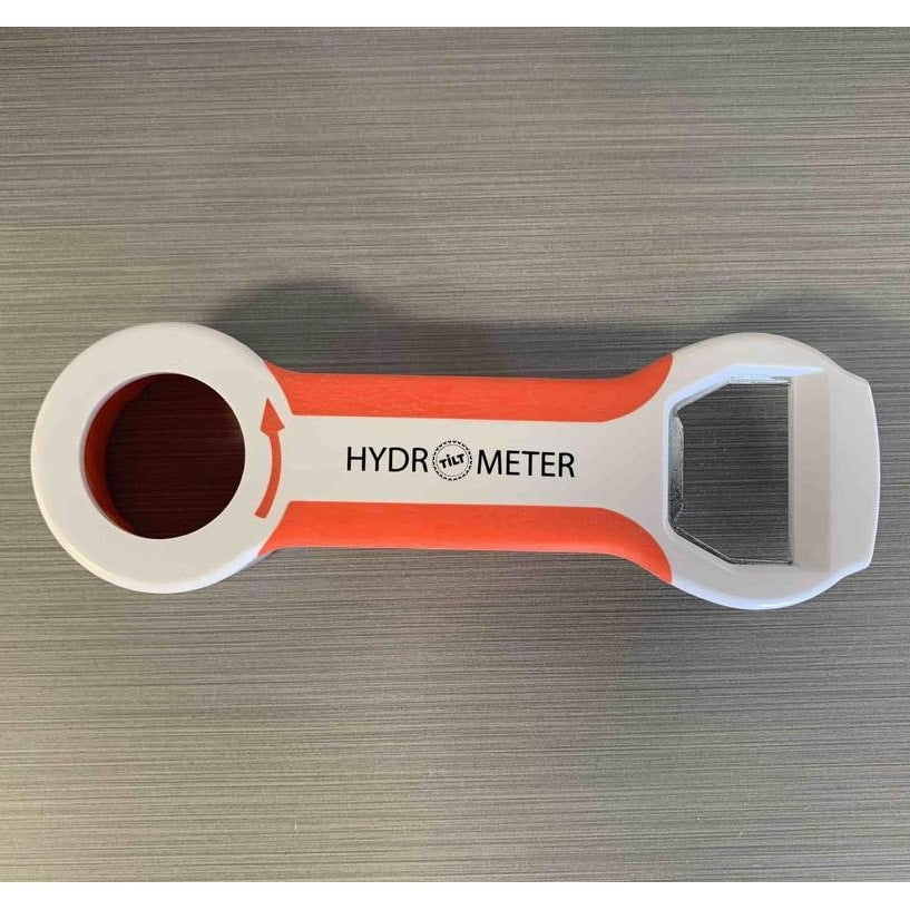 Tilt Wrench fra Tilt Hydrometer har en sirkulær åpning i den ene enden og en innebygd flaskeåpner i den andre, med et oransje og hvitt design.
