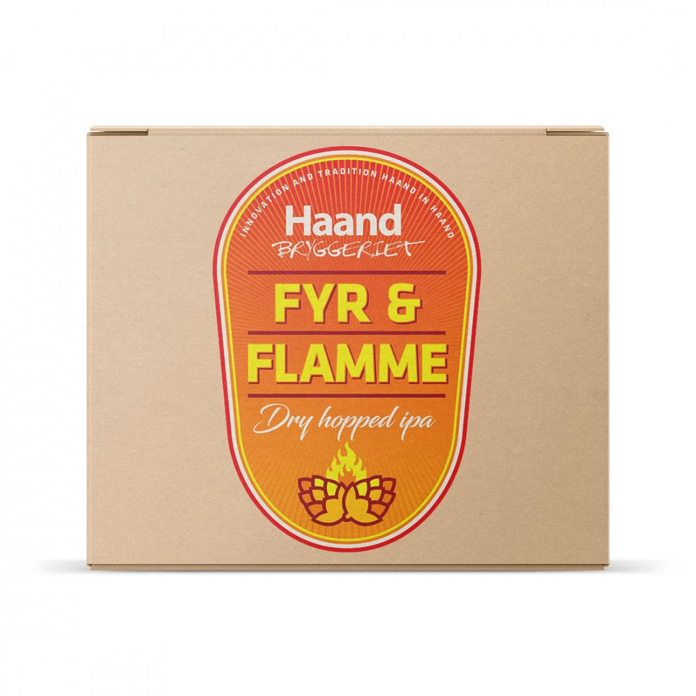 En pappeske med oransje etikett med teksten "Haandbryggeriet Fyr & Flamme - allgrain ølsett" fra Brewshop, ideell for hjemmebryggere, med en flammegrafikken over humlekjegler.
