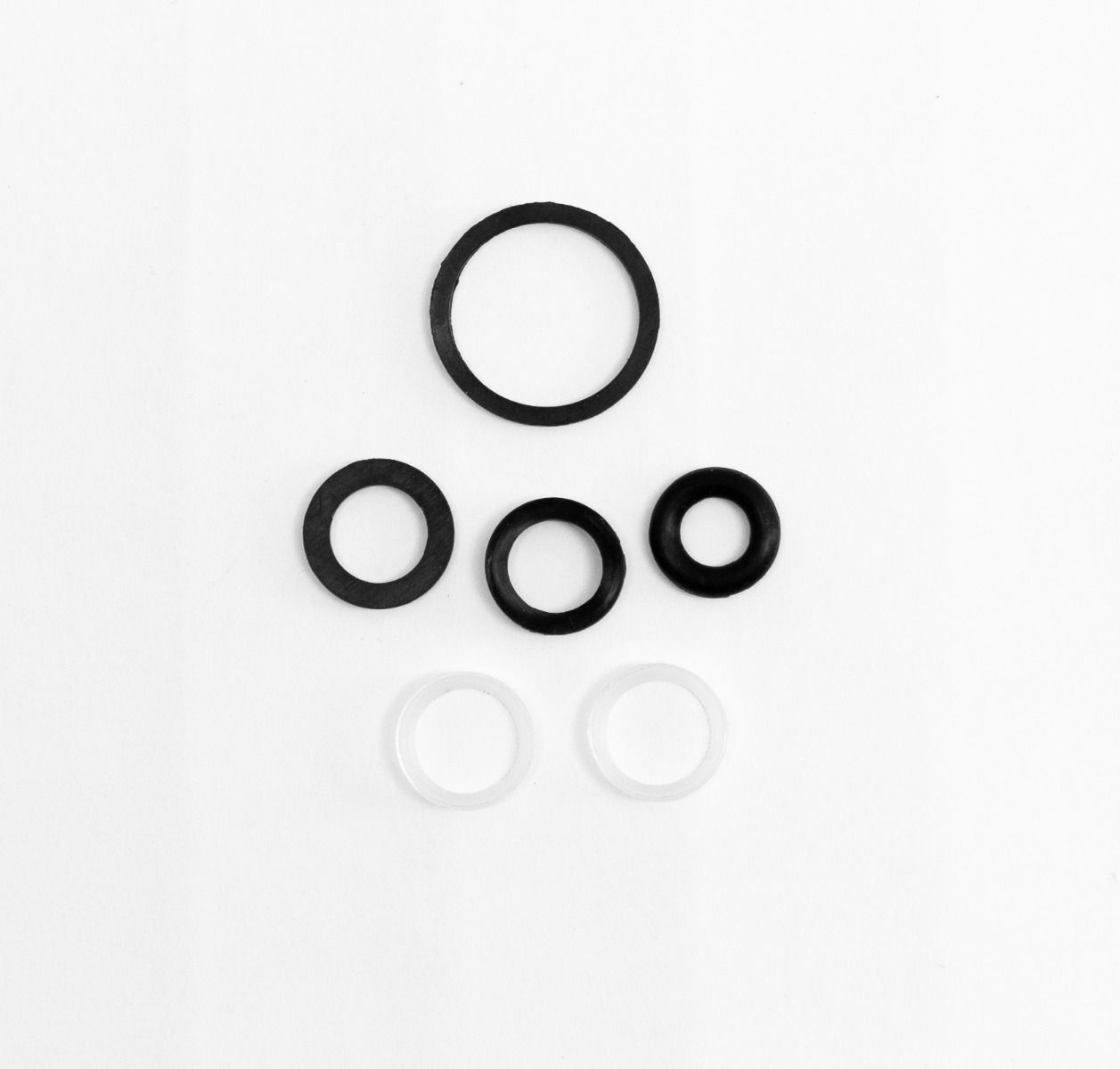 Keg King Intertap Seal Kit inneholder seks sirkulære gummiskiver - fire svarte og to hvite i forskjellige størrelser - perfekt for O-ringssett eller Intertap tappekranpakninger, vist på en vanlig hvit bakgrunn.