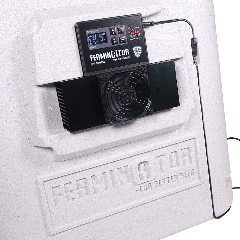 Nærbilde av en Brewolution Fercubator (Ferminator) Connect gjæringskammer-temperaturkontrollenhet med display og vifte, merket "FOR BETTER BEER", ideell for optimal gjæringstemperatur i gjæringskammeret ditt.
