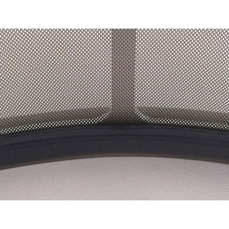 Nærbilde av en Trub Stopper Small - BacBrewing (d 17 x h 5,7 cm) filterduk laget av rustfritt stål, med en mørk buet kant nederst og en vertikal støttebjelke i midten. Varemerke: BacBrewing.