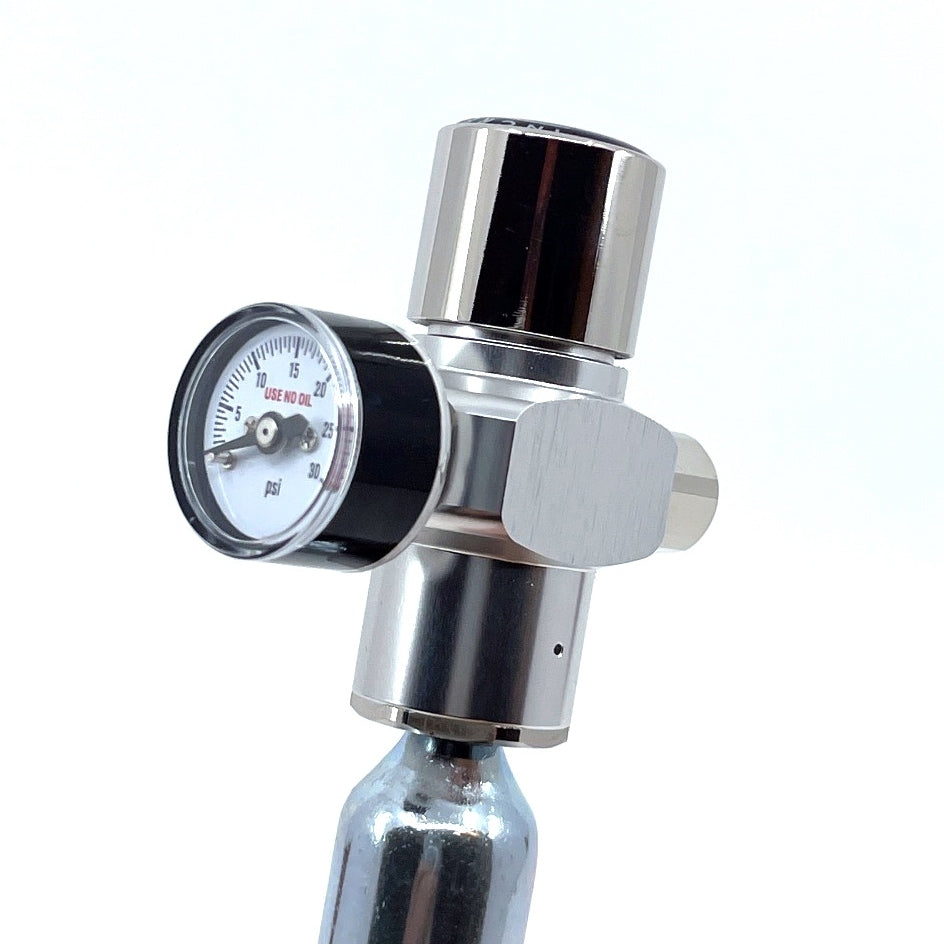 Nærbilde av Project Brew CO2 Picnic Regulator med manometer, som viser PSI-måleren montert på en CO2-patronflaske.