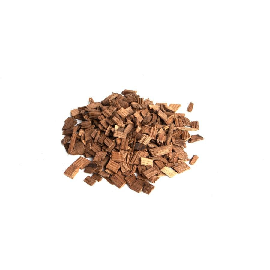 En liten haug med Brewferm Eikechips fransk medium toast 1kg, ideell til brygging av øl, hviler på en hvit bakgrunn.