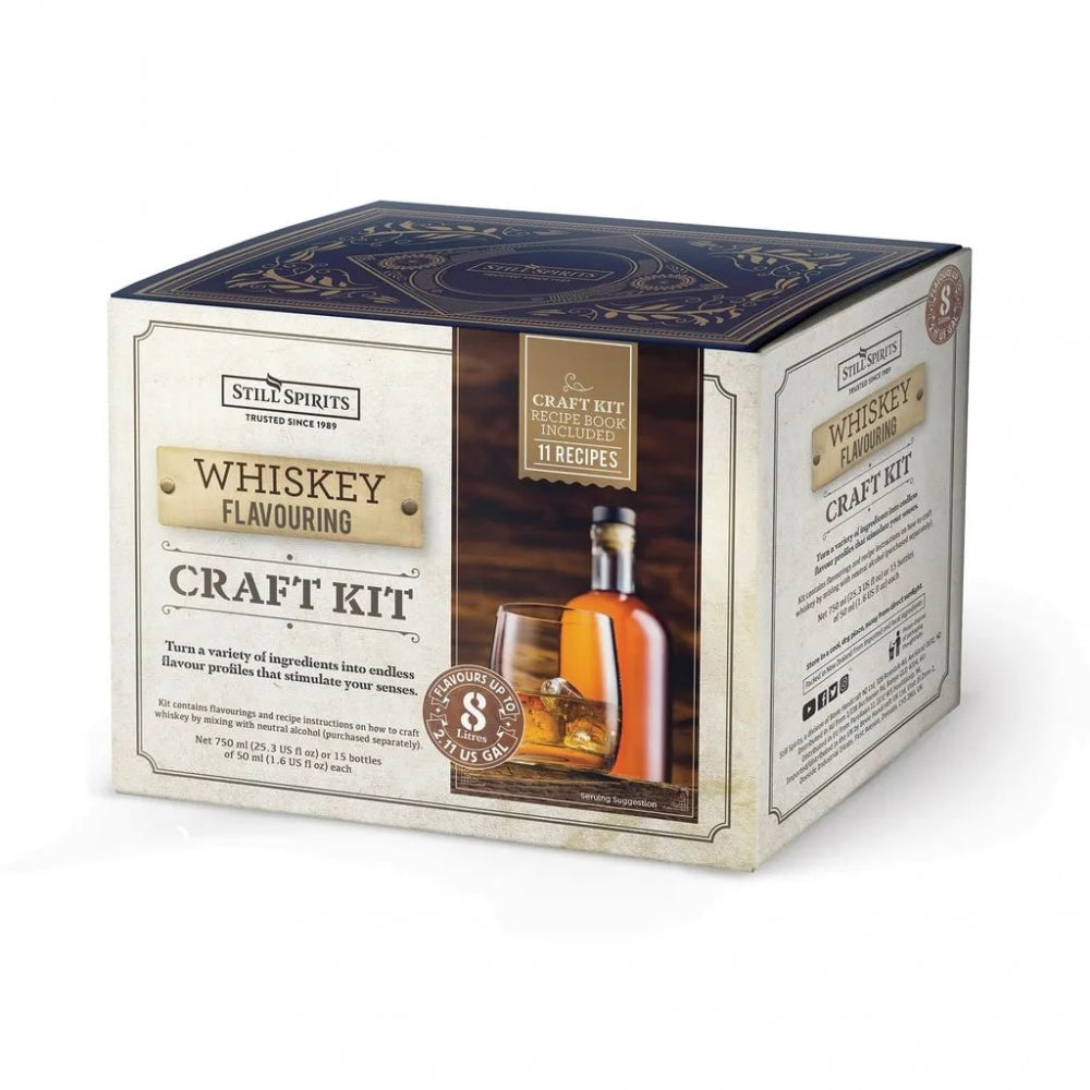 En eske med Still Spirits Whiskey Craft Kit viser merkenavnet, bilder av whiskyflasken og glasset, samt produktinformasjon, alternativer for whiskysmak og oppskriftsinfo inspirert av en whiskyoppskriftsbok.