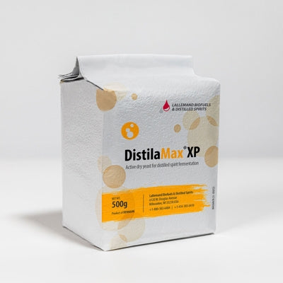 En 500 g pakke med DistilaMax XP gjær - Whisky by Lallemand, aktiv tørrgjær for spritgjæring, perfekt til maltet korn. Viser varemerke og produktinformasjon mot en hvit bakgrunn.