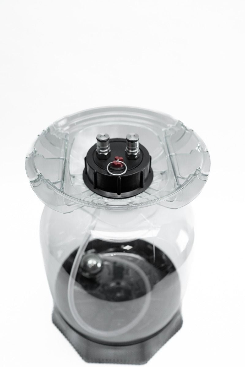 Keg King Fermenter King Junior 10L Trykktank & Keg er en gjennomsiktig beholder med svart lokk, to metallterminaler, en rød komponent, et innvendig rør og en metallkule - perfekt som en kompakt gjæringstank for trykkgjæring.