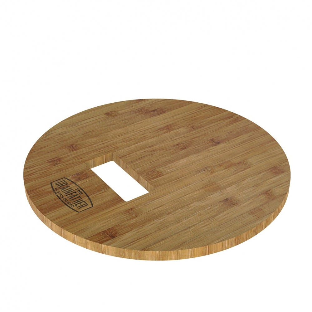 Rundt skjærebrett i tre med en rektangulær utskjæring inspirert av Grainfather Electric Grain Mill - Maltmølle - Komplett Med Base-designet, med Grainfather-logoen på den ene siden, på en hvit bakgrunn.