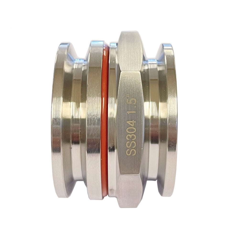 Brewshop 1,5" Tri-Clamp sveisefri gjennomføring med tri-clamp-koblinger i begge ender, SS304-merking og oransje forsegling er vist mot en hvit bakgrunn.