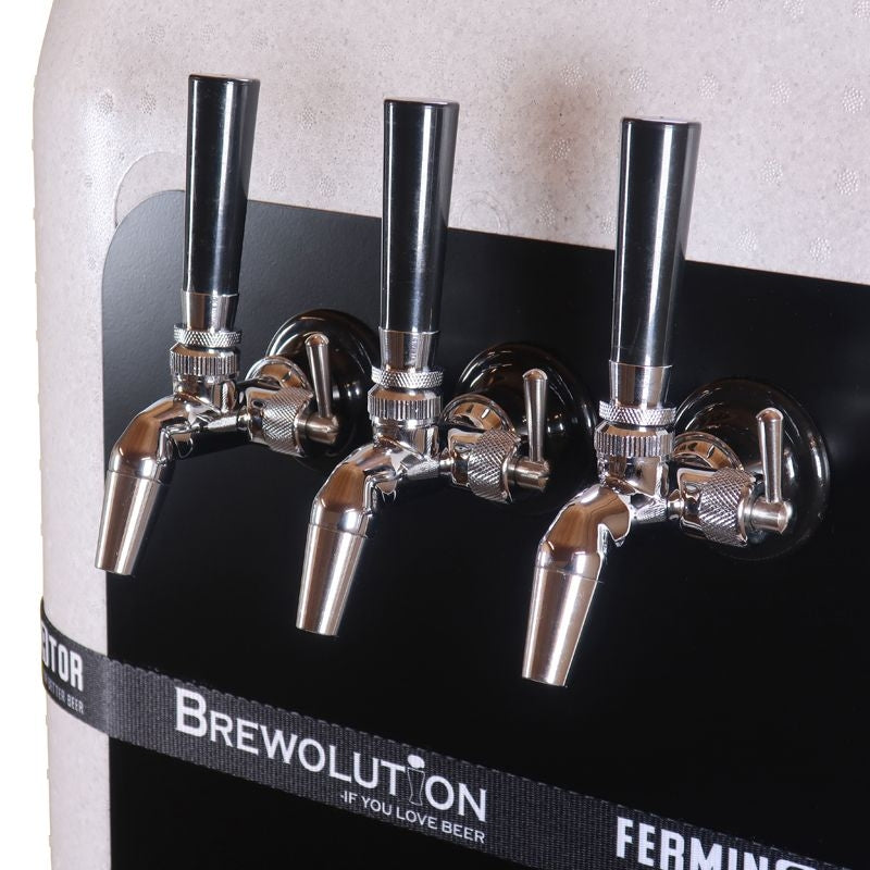 Ferminator Plug & Pour fra Brewolution har tre tappekraner montert på et elegant svart panel, som danner et elegant fatølsystem festet til en lys beholder.