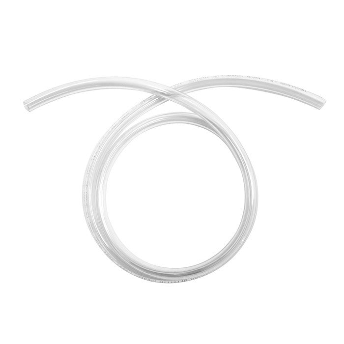 En opprullet, gjennomsiktig Megaflex PVC-ølslange 3/16" ID - 5/16" OD hviler på en hvit bakgrunn, med den ene enden strukket oppover og den andre til siden.