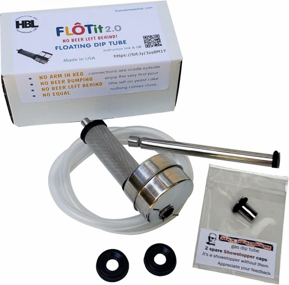 FLOTit 2.0 med Max Headroom Gas Dip Tube fra Homebrewer LAB vises med metalldykkerør, silikonslange, propphetter og pakninger - alt som er nødvendig for klar øl i Corneliusfat - arrangert på en hvit overflate.